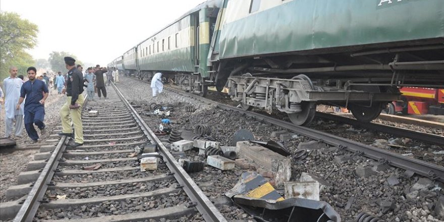 Pakistan'da tren otobüse çarptı: 19 ölü, 8 yaralı