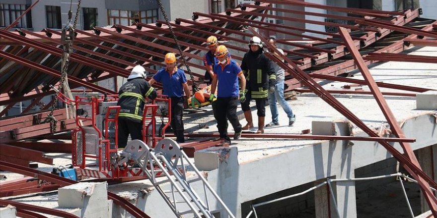 Kastamonu'da spor salonu inşaatının çelik çatısında çökme meydana geldi