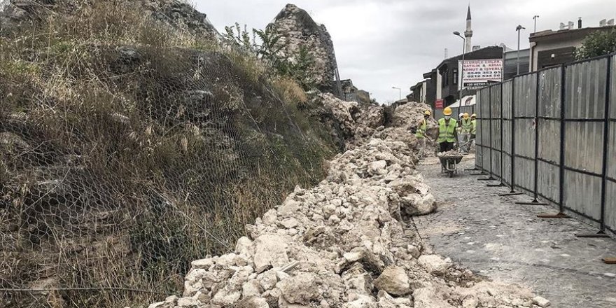 Fatih'te tarihi surların bir bölümü çöktü