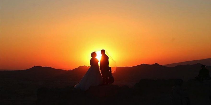 Kapadokya'da gün batımında peribacaları fotoğraf tutkunlarına dekor oluyor