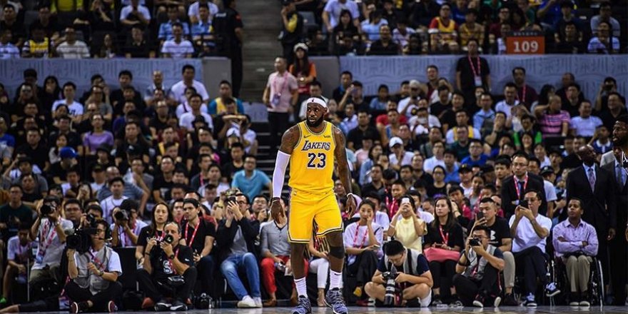 LeBron James'in oyuncu kartı rekor bedelle satıldı