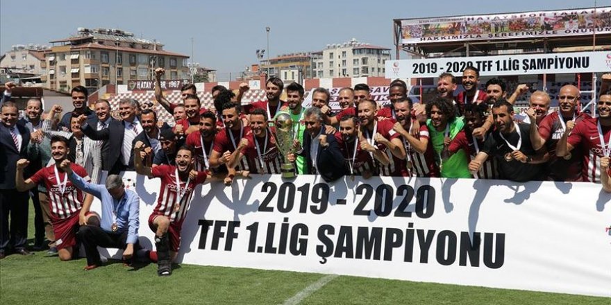 Şampiyon Hatayspor kupasını aldı