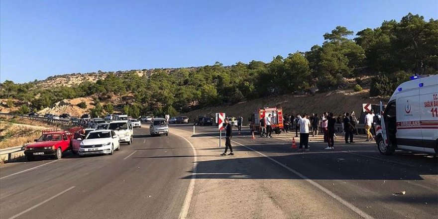 Mersin'de askerleri taşıyan otobüs devrildi