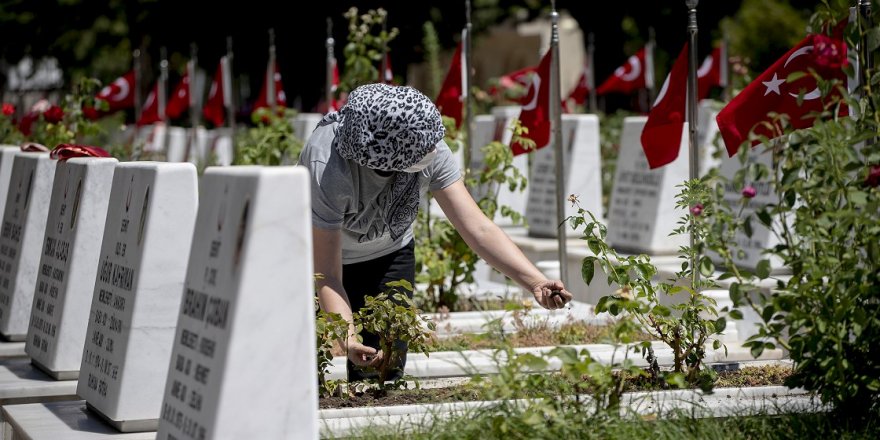 Şehitliklere bayram ziyareti