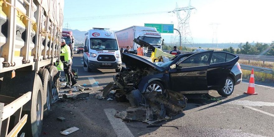 Bolu'da otomobil tıra arkadan çarptı: 3 ölü, 1 yaralı