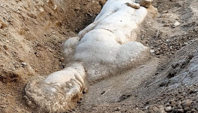 İzmir'de mitolojik varlık Satyros'un kabartması bulundu