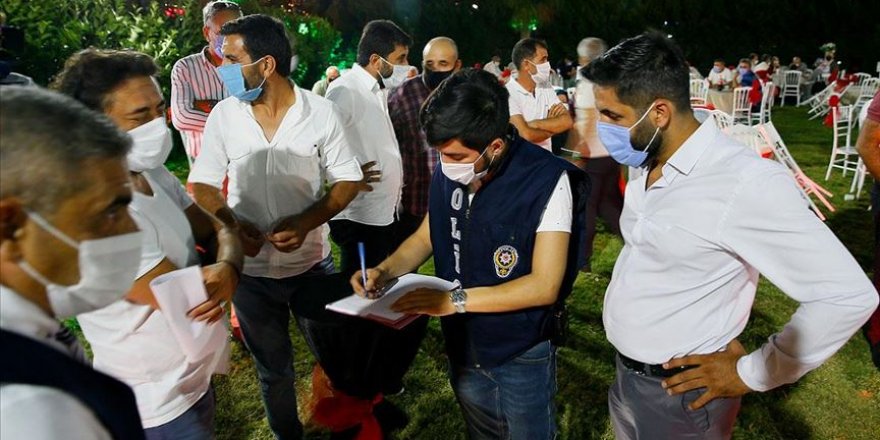 Gözlemci polisler düğünlerde Kovid-19 nöbetine devam ediyor