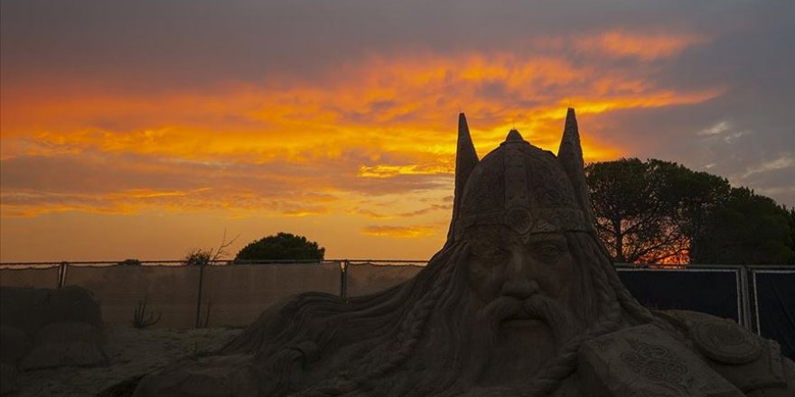 Antalya'da kum heykeller gün batımında sunduğu eşsiz manzarasıyla etkiliyor