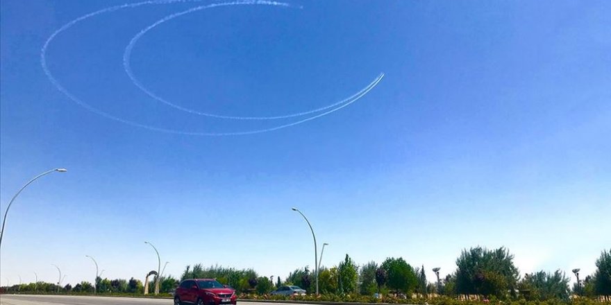 Türk Yıldızları Konya semalarında hilal çizdi