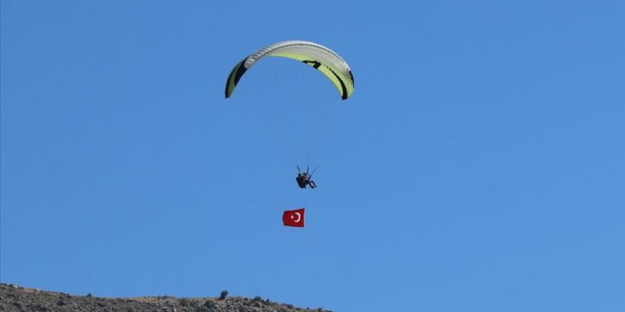 Yamaç paraşütçüleri 30 Ağustos Zafer Bayramı'nı gökyüzünde Türk bayrağı açarak kutladı