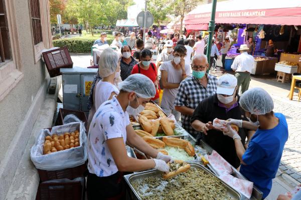 Eskişehir'de bedava balık ekmek kuyruğu
