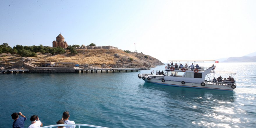 Akdamar Kilisesi'ndeki 8. ayin Kovid-19 tedbirleri altında başladı