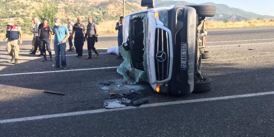 Minibüs devrildi: 11 yaralı