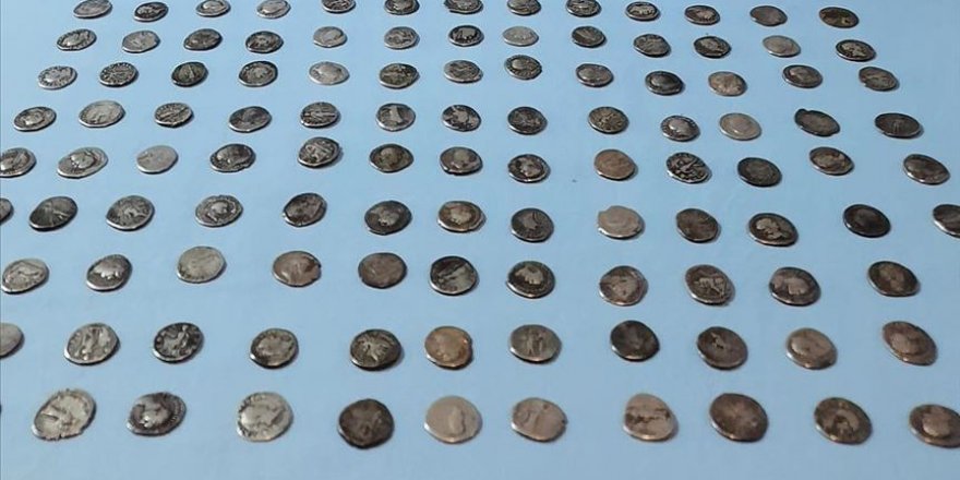 Mardin'de bir araçta 117 sikke ele geçirildi