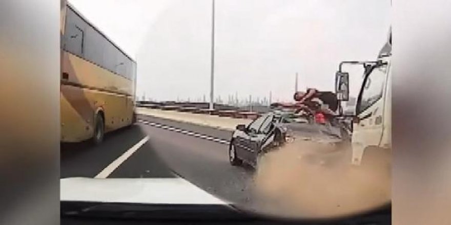 Yolda bozulan araca kamyon çarptı; sürücü aracın tavanına uçtu