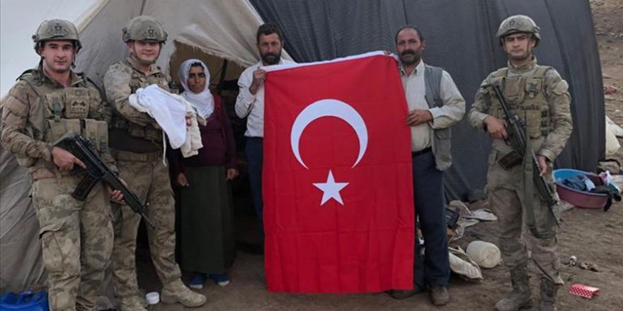 Jandarma uydu telefonu üzerinden aldığı doktor talimatlarıyla hamile kadına doğum yaptırdı