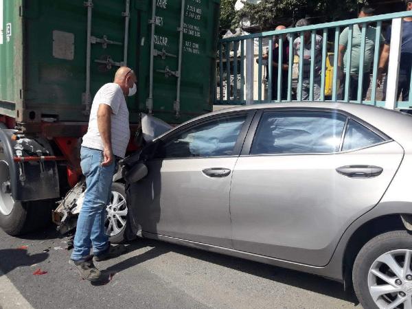 TIR'a çarptı; anne öldü, oğlu ve gelini yaralı