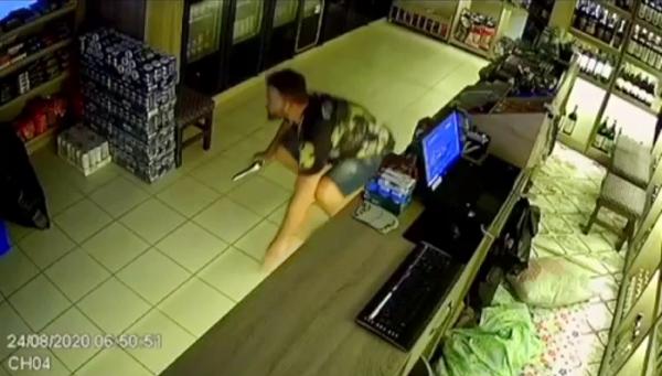 Silahını çekip, iş yerini soymaya gelenleri yakaladı