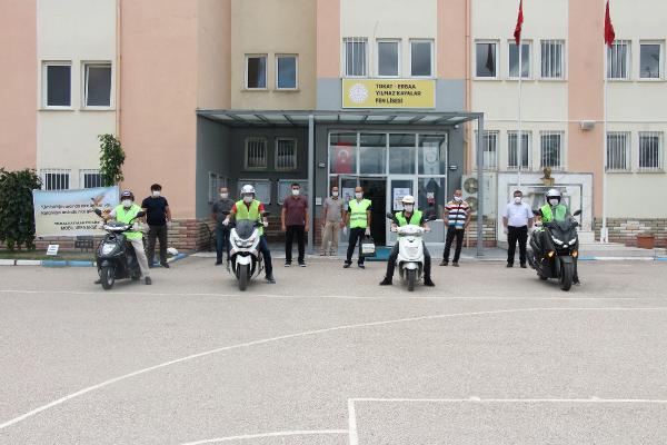 Motosikletli öğretmenler yollarda