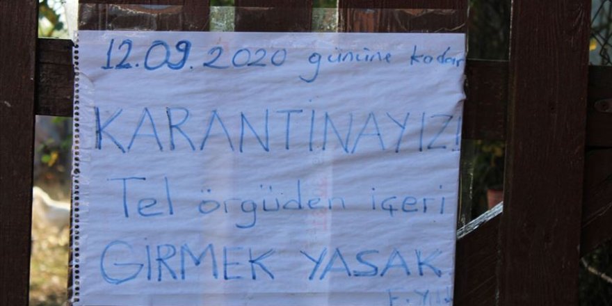 Karantinadaki yaşlı çift evlerine uyarı yazısı astı