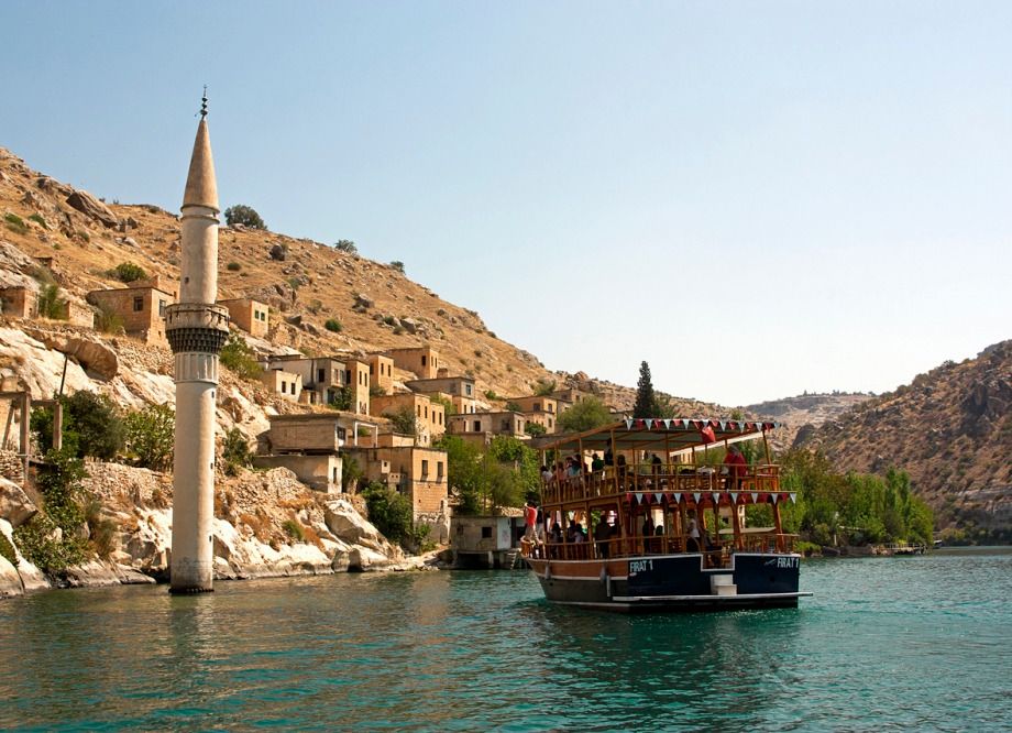 Şanlıurfa'nın Halfeti ilçesinde tur teknesi battı