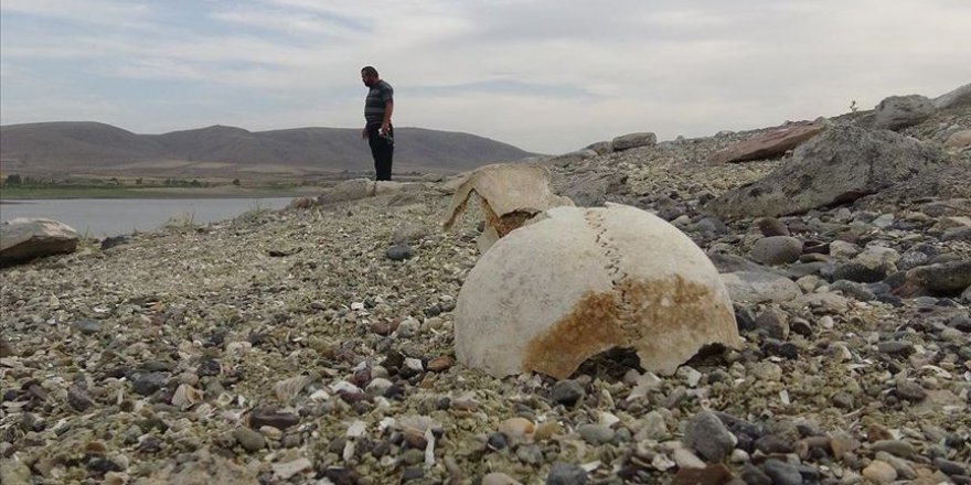 Arpaçay Barajı'nda su seviyesinin düşmesiyle Urartu mezarlığı ortaya çıktı