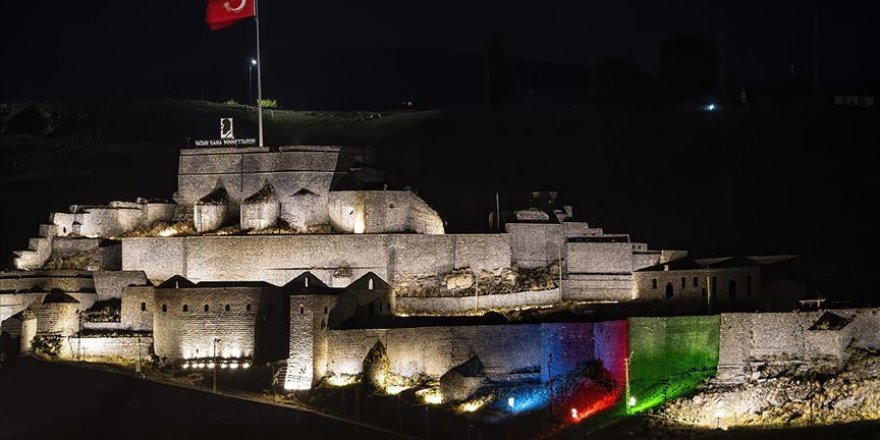 Azerbaycan'ın renkleri Kars Kalesi'ne ışıkla yansıtıldı