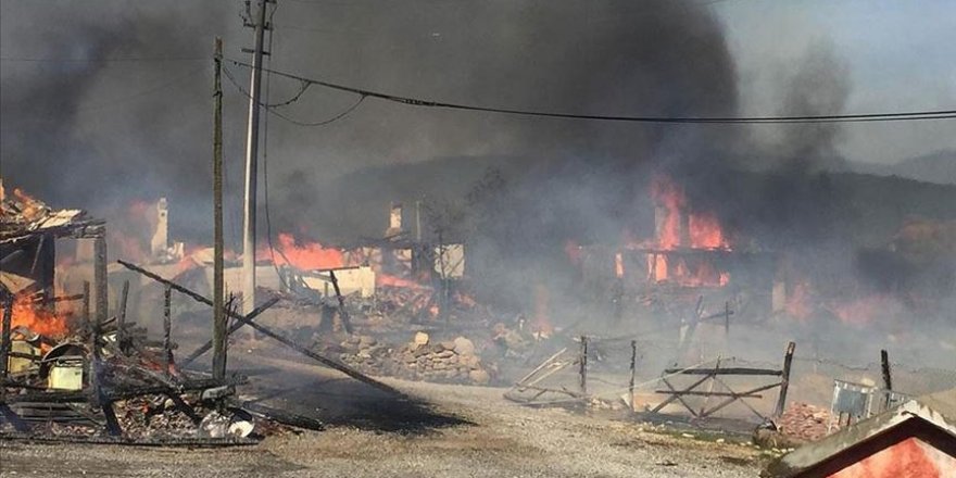 Bolu'da köyde bir evde çıkan ve çevredeki evlere sıçrayan yangın kontrol altına alındı