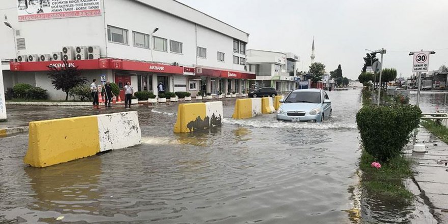 Kocaeli'de sağanak D-100 kara yolunu vurdu