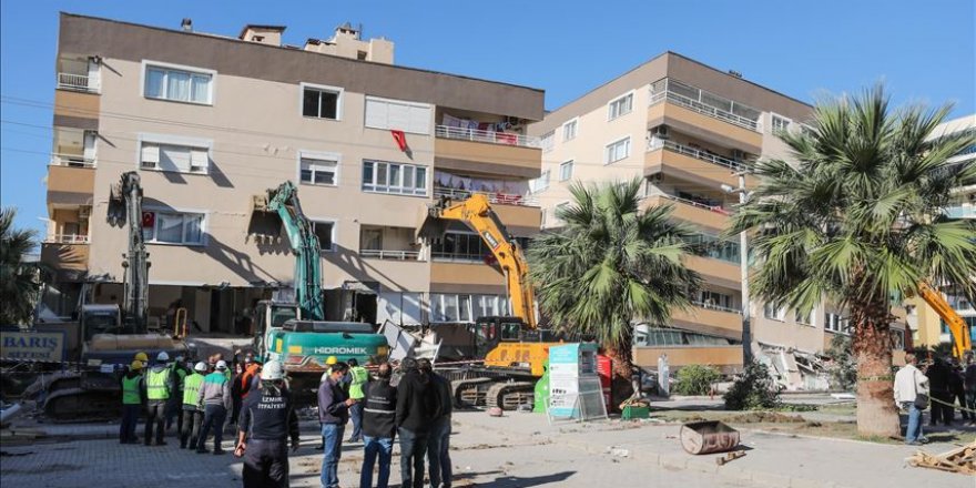 Depremde çöken Barış Sitesi'nde yıkım çalışması başlatıldı