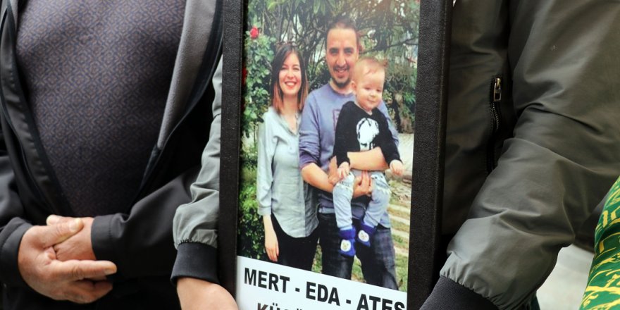 İzmir'de depremde hayatını kaybeden çift ve 2 yaşındaki çocukları toprağa verildi