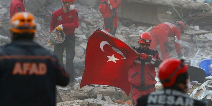 Enkaz çalışmalarında kurtarma ekibinden 'Türk bayrağı' hassasiyeti