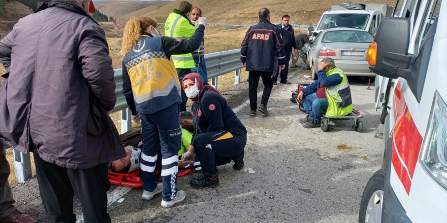 Kars’ta otomobil ile kamyonet çarpıştı: 7 yaralı