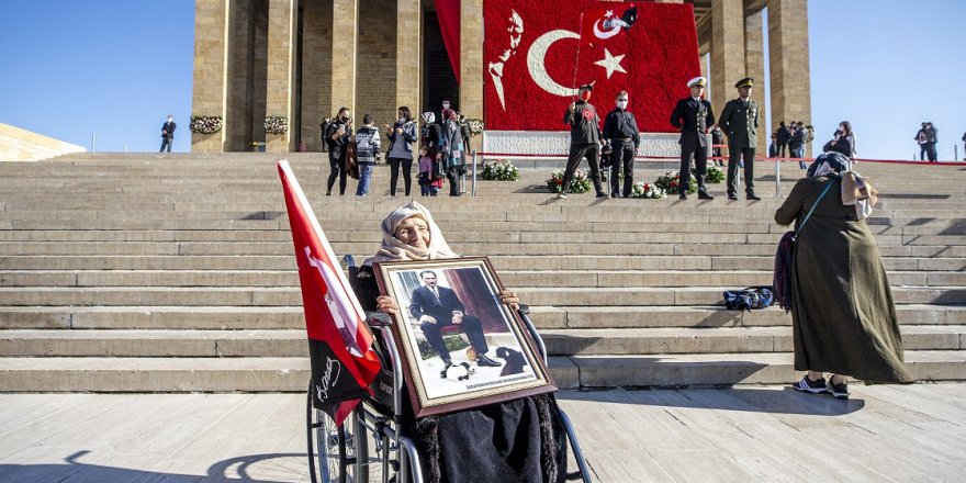 Anıtkabir'de ziyaretçi yoğunluğu