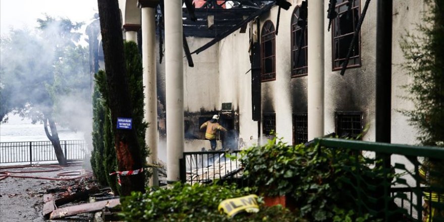 Tarihi Vaniköy Camisi'ndeki yangına ilişkin bilirkişi heyetiyle birlikte inceleme yapıldı