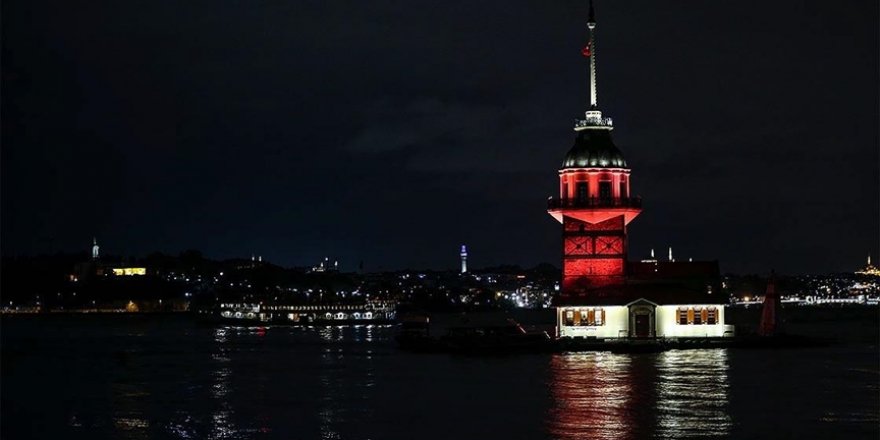 İstanbul'un kuleleri ve köprüleri turuncuya büründü