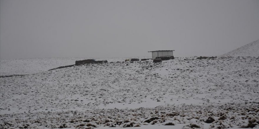 Karacadağ'a mevsimin ilk karı yağdı