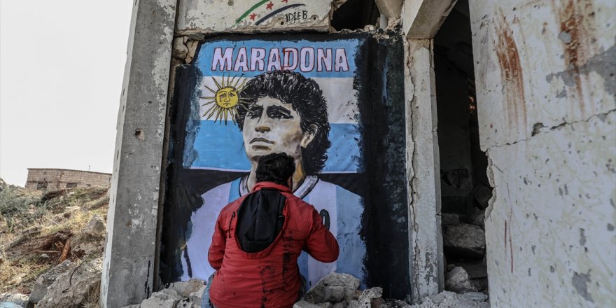 İdlibli grafiti sanatçısı Maradona'nın resmini enkaza dönüşen duvara çizdi