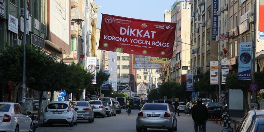 Hatay'da bazı mahallelere 'korona yoğun bölge' afişi asıldı