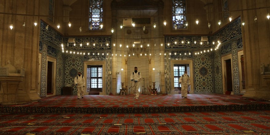 Selimiye Camisi cuma namazı öncesi dezenfekte edildi