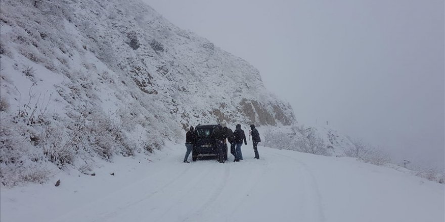 Karlıova beyaz örtüyle kaplandı