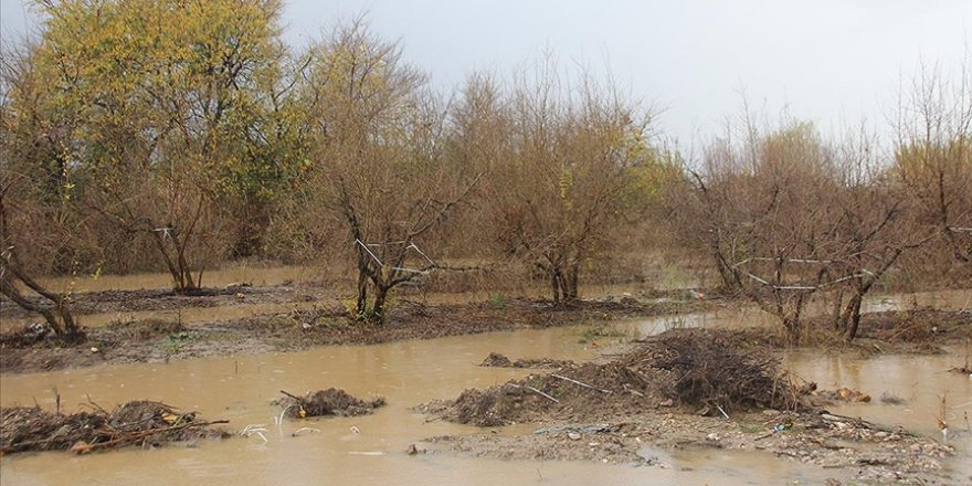 Antalya'da kuvvetli yağış su baskınlarına yol açtı