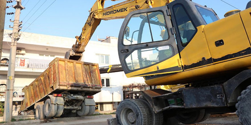 Freni boşalan hafriyat kamyonu bahçe duvarında asılı kaldı