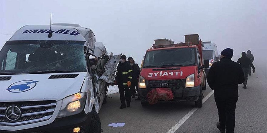 Hakkari'de minibüs ile tır çarpıştı