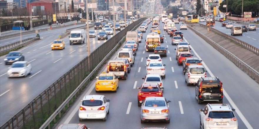 İstanbul'da kısıtlama sonrası trafikte oluşan yoğunluk sürüyor