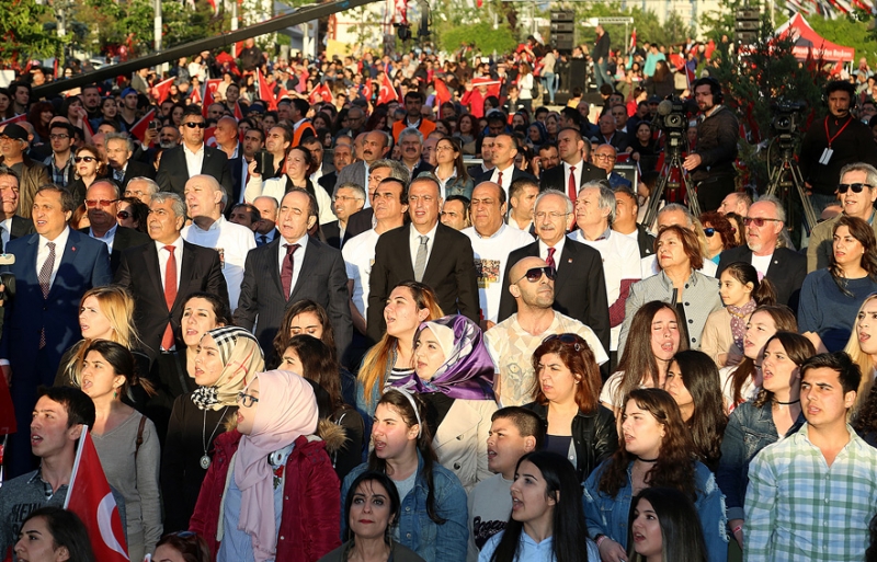 Gençler hitabeyi  Hababam ile okudu