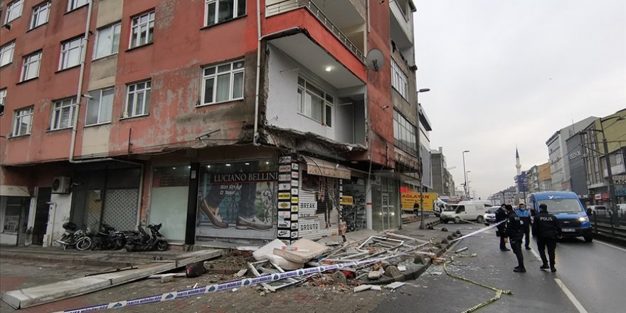 Sultangazi'de bir binanın balkonu çöktü