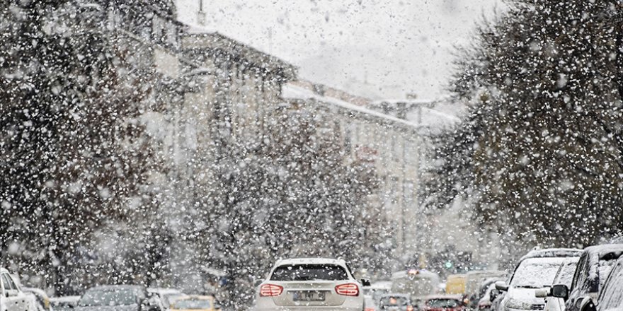 Başkentte yağmur ve kar yağışı etkili oluyor