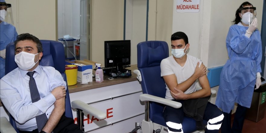 Kovid-19 aşısının uygulanmasına sağlık çalışanlarıyla başladı