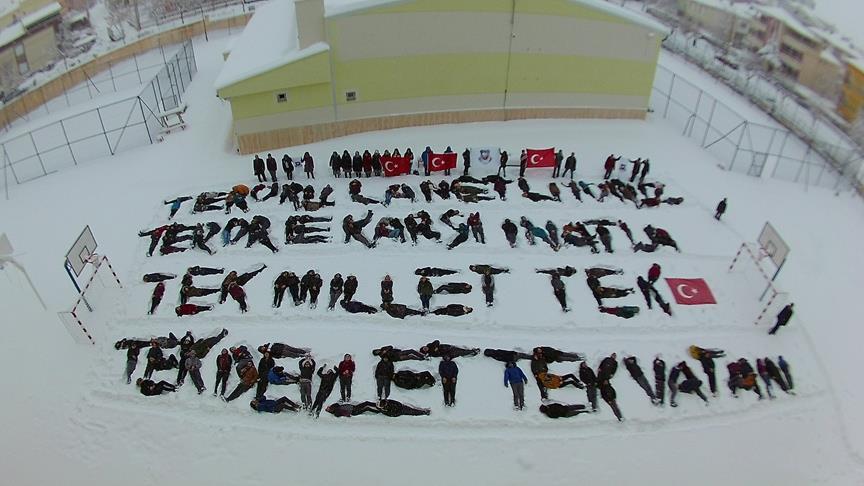 Öğrencilerden teröre anlamlı tepki